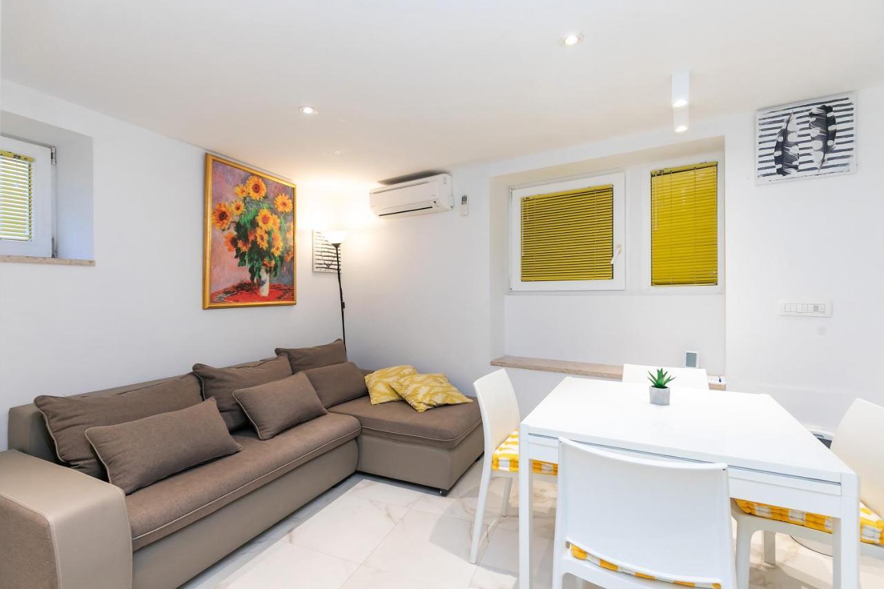 Apartment In The Heart Of Carera Street Rovinj Bagian luar foto