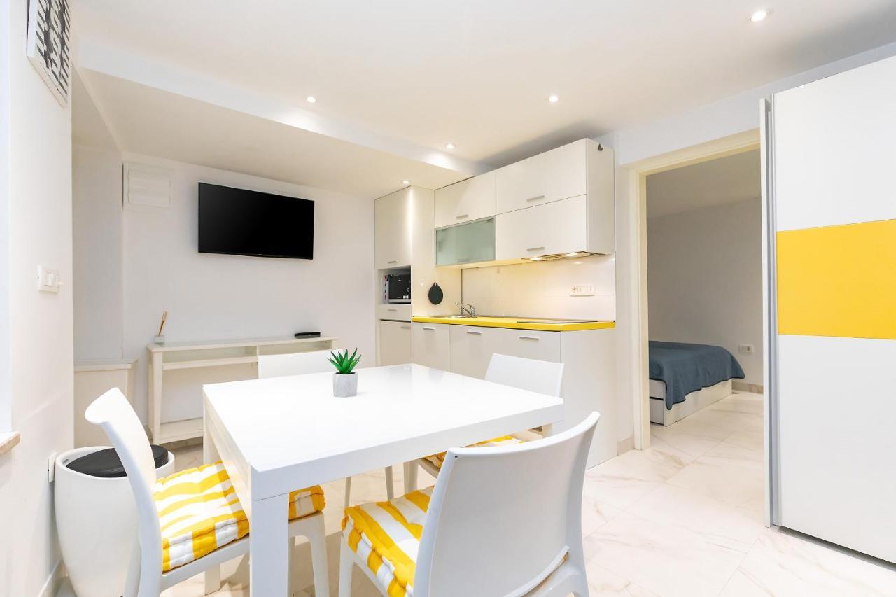 Apartment In The Heart Of Carera Street Rovinj Bagian luar foto